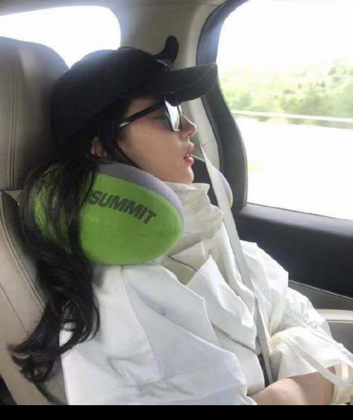 刘亦菲车上睡觉被偷拍照片曝光美如画 自侃不知道有没有流口水