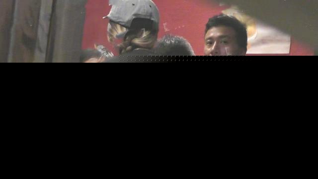 文章宣布离婚后首现身 与友人聚餐买醉喝到意识模糊走路颠簸