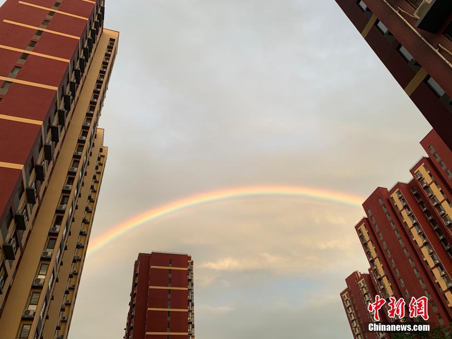 雨后北京出现彩虹照片曝光令人惊叹 雨后北京出现彩虹什么样的组图