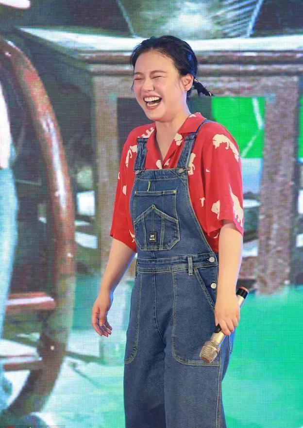 马思纯咋胖成这样了？憨厚朴实手像个莲藕，网友：看起来得有130