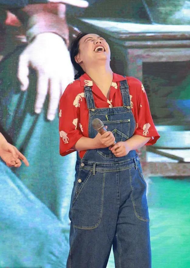 马思纯咋胖成这样了？憨厚朴实手像个莲藕，网友：看起来得有130