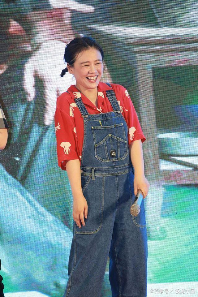 马思纯咋胖成这样了？憨厚朴实手像个莲藕，网友：看起来得有130