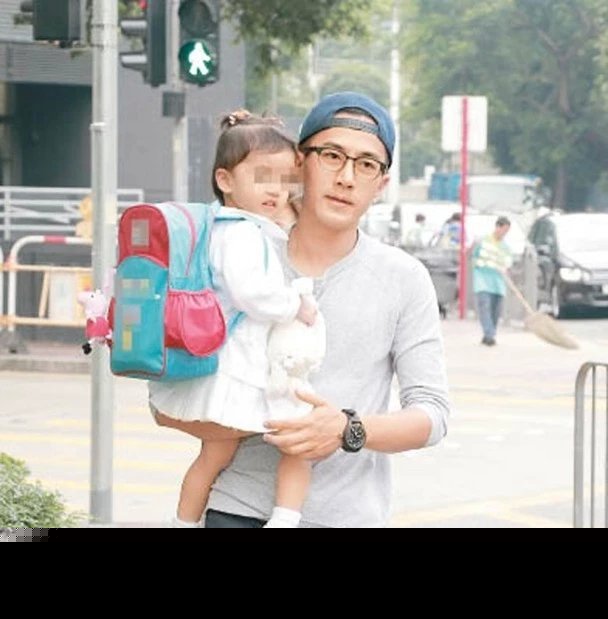 杨幂现身美国机场疲惫不见活力，工作强度太大，难怪不能照顾女儿