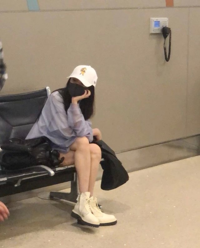 杨幂现身美国机场疲惫不见活力，工作强度太大，难怪不能照顾女儿