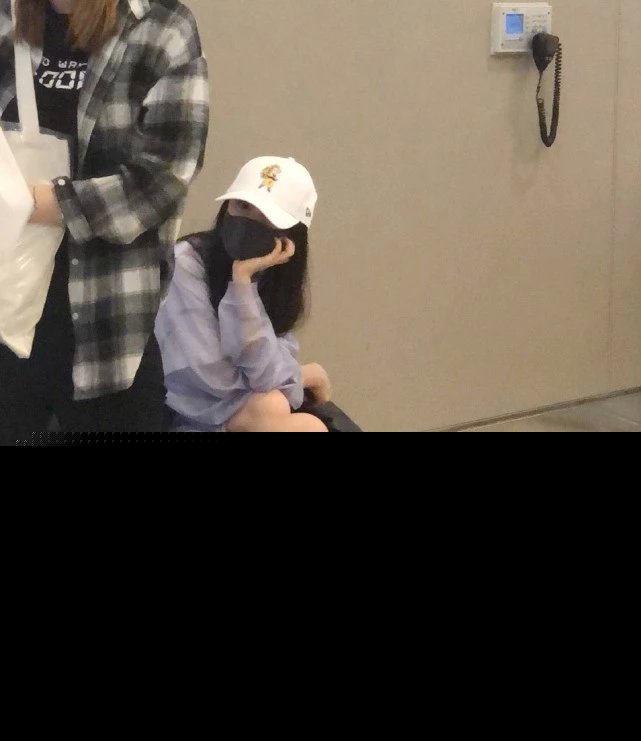 杨幂现身美国机场疲惫不见活力，工作强度太大，难怪不能照顾女儿