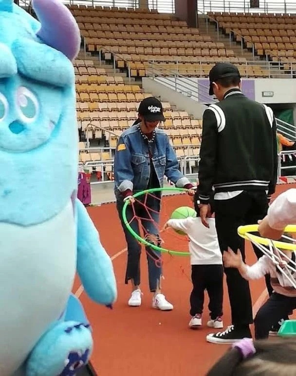 杨幂现身美国机场疲惫不见活力，工作强度太大，难怪不能照顾女儿