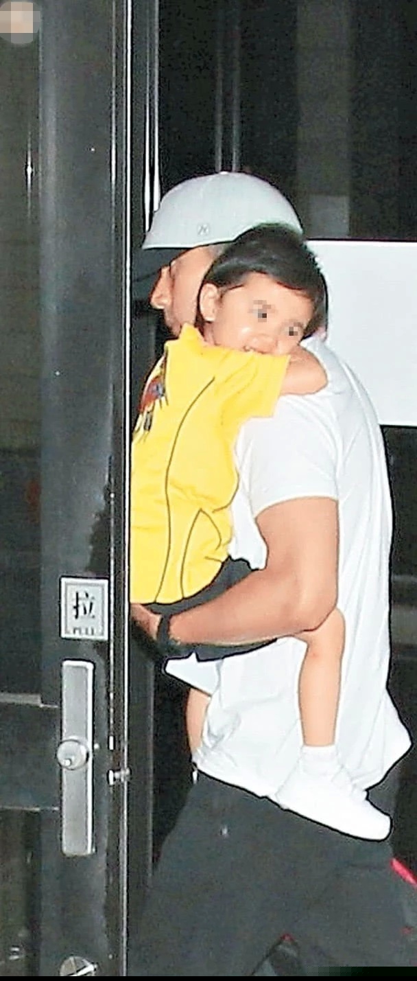 杨幂现身美国机场疲惫不见活力，工作强度太大，难怪不能照顾女儿