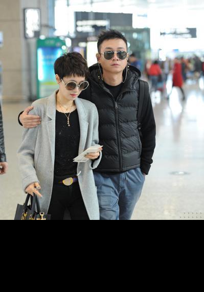 文章宣布离婚后首现身 喝闷酒被女助理搀走为得到上海户口才官宣？