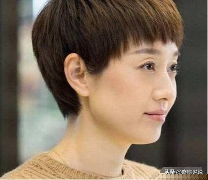 文章宣布离婚后首现身 喝闷酒被女助理搀走为得到上海户口才官宣？