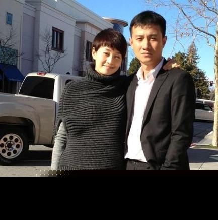 文章宣布离婚后首现身 喝闷酒被女助理搀走为得到上海户口才官宣？