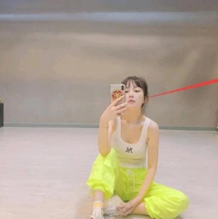 李小璐深夜晒自拍，谁注意角落里藏着的人，看清后网友炸锅