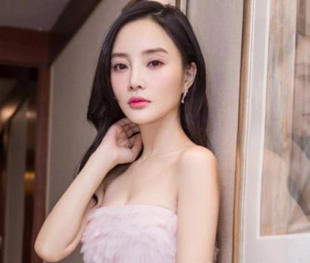 李小璐深夜晒自拍，谁注意角落里藏着的人，看清后网友炸锅