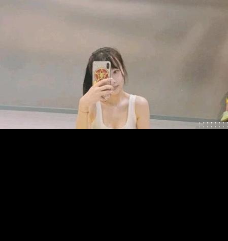 李小璐深夜晒自拍，谁注意角落里藏着的人，看清后网友炸锅