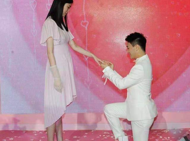 奚梦瑶小腹凸起孕味十足，奚梦瑶怀孕几个月了老公是谁？