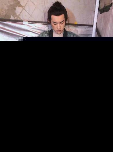 易烊千玺大学生活照片，易烊千玺在大学什么样，易烊千玺大学女朋友叫什么