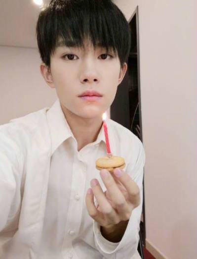 易烊千玺大学生活照片，易烊千玺在大学什么样，易烊千玺大学女朋友叫什么（2）