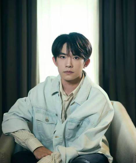 易烊千玺大学生活照片，易烊千玺在大学什么样，易烊千玺大学女朋友叫什么