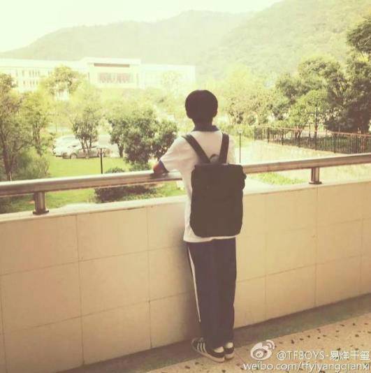 易烊千玺大学生活照片，易烊千玺在大学什么样，易烊千玺大学女朋友叫什么