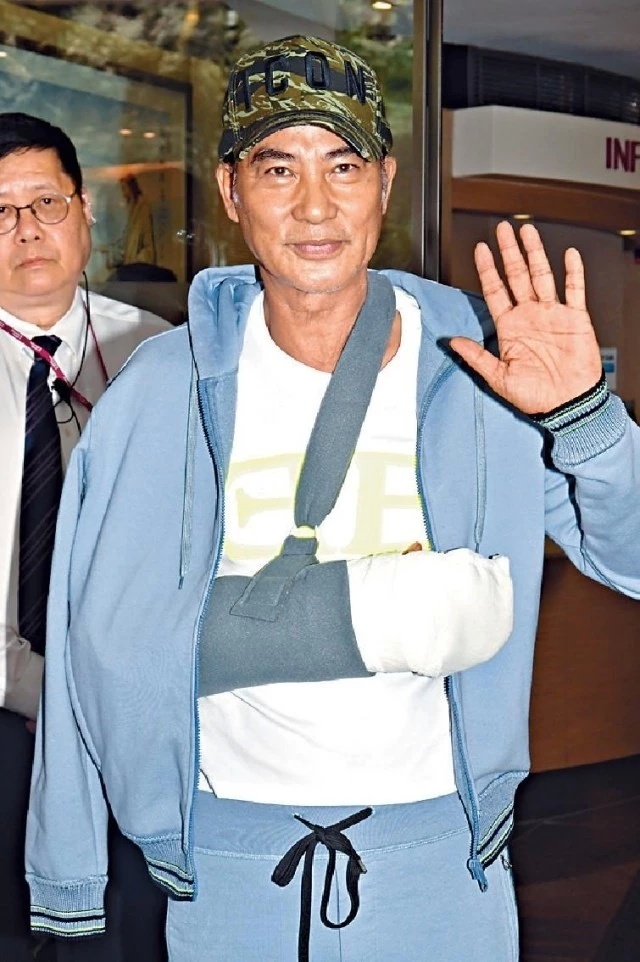 任达华公开伤势最新情况：右手还没拆线有点肿，换衣服抹身靠太太