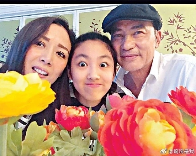 任达华公开伤势最新情况：右手还没拆线有点肿，换衣服抹身靠太太