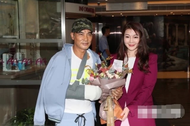 任达华公开伤势最新情况：右手还没拆线有点肿，换衣服抹身靠太太