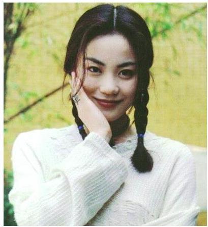 李亚鹏女友近照，晒视频大秀身材，状态神情都酷似王菲