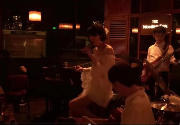 李亚鹏女友近照，晒视频大秀身材，状态神情都酷似王菲