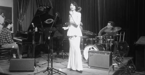 李亚鹏女友近照，晒视频大秀身材，状态神情都酷似王菲