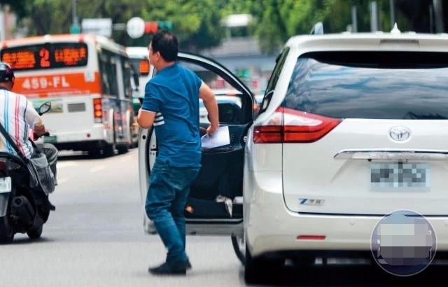 台媒拍到林志玲与人工受孕团队接触，“造人”绝密文件意外曝光