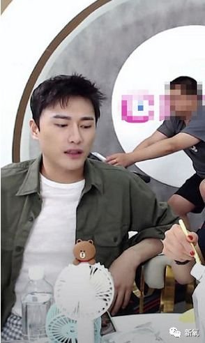 被郭敬明封杀后朱梓骁去当售货员了？木棍鼻子饺子下巴太吓人了