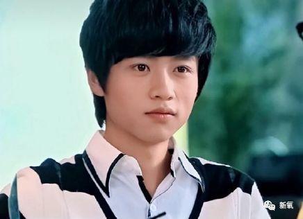 被郭敬明封杀后朱梓骁去当售货员了？木棍鼻子饺子下巴太吓人了