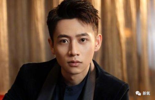 被郭敬明封杀后朱梓骁去当售货员了？木棍鼻子饺子下巴太吓人了