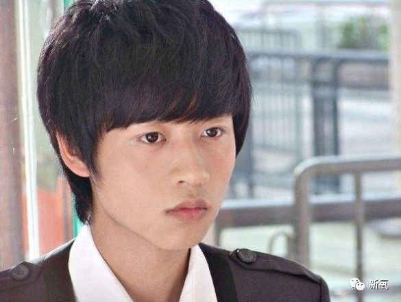 被郭敬明封杀后朱梓骁去当售货员了？木棍鼻子饺子下巴太吓人了