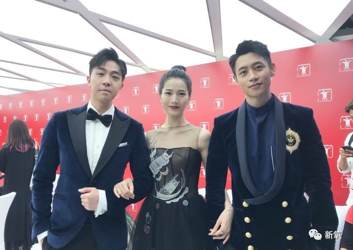 被郭敬明封杀后朱梓骁去当售货员了？木棍鼻子饺子下巴太吓人了