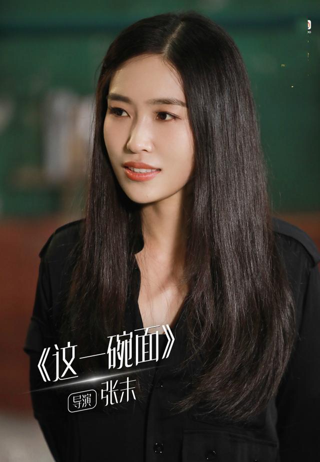 张艺谋女儿张末罕见亮相 素颜出镜笑容尴尬外籍老公高大帅气