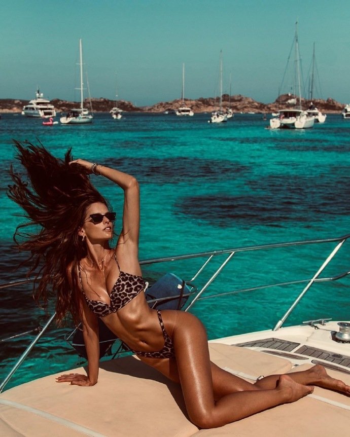 巴西超模Izabel度假照曝光！“钢铁腹肌”每张都是诱人大片