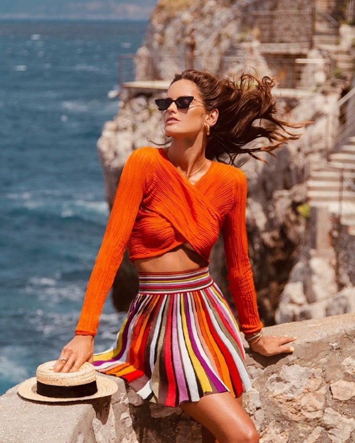 巴西超模Izabel度假照曝光！“钢铁腹肌”每张都是诱人大片