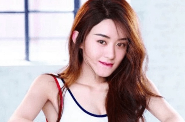 赵丽颖被问婚后是否会藏私房钱，耿直回答4个字，字字笑趴冯绍峰