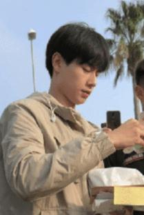 亲爱的热爱的：卸妆前后对比照 看到他还是忍不住笑出声