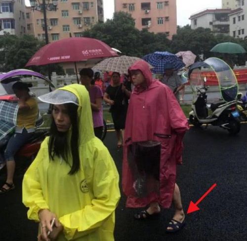 岳云鹏和撞脸烧烤哥见面现场图，岳云鹏和烧烤哥对比照曝光