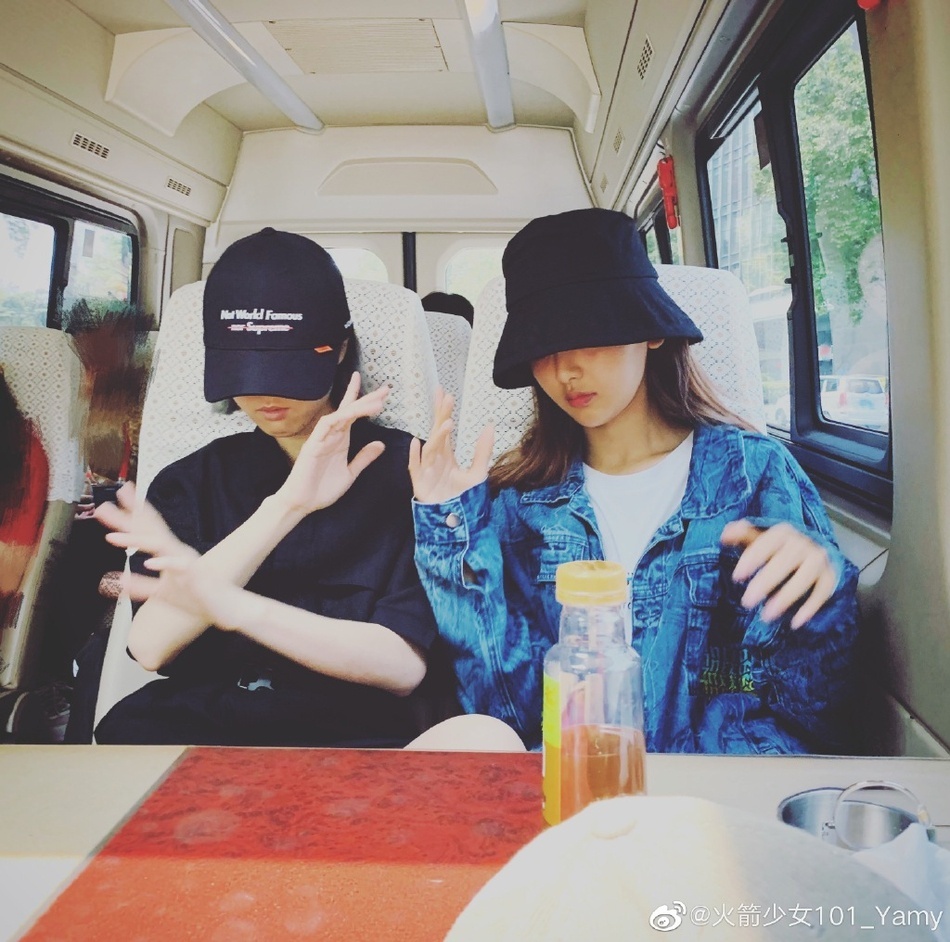 杨超越21岁生日，火箭少女成员晒她搞怪素颜照庆祝