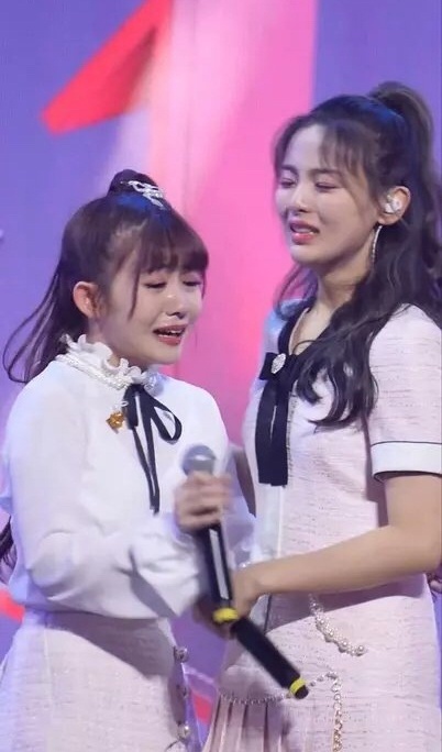 杨超越21岁生日，火箭少女成员晒她搞怪素颜照庆祝