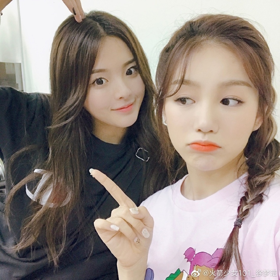 杨超越21岁生日，火箭少女成员晒她搞怪素颜照庆祝