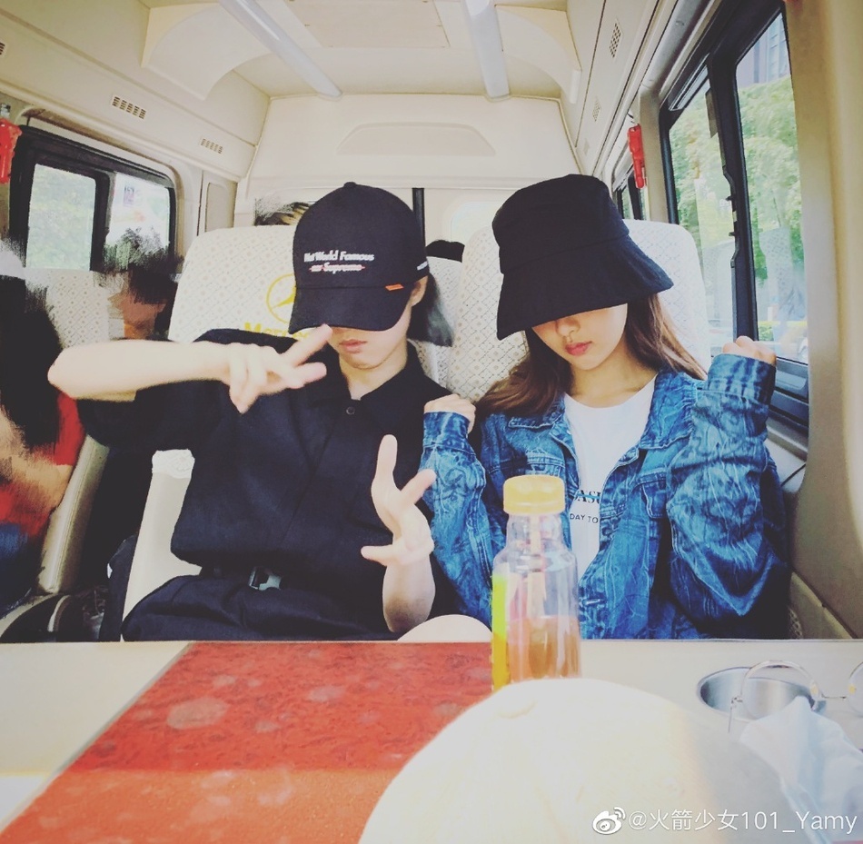 杨超越21岁生日，火箭少女成员晒她搞怪素颜照庆祝