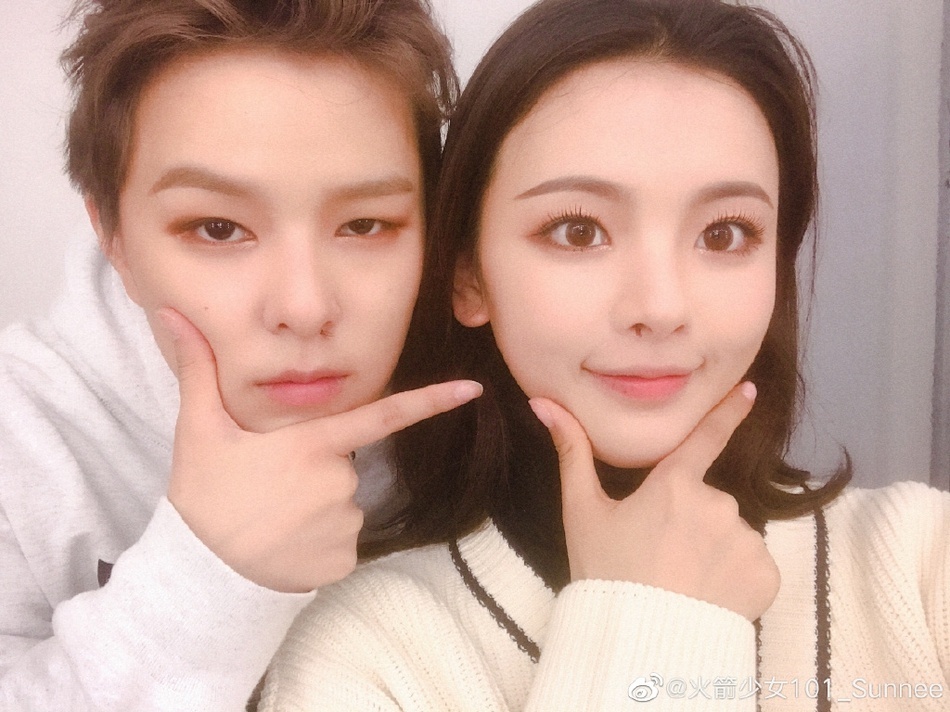 杨超越21岁生日，火箭少女成员晒她搞怪素颜照庆祝