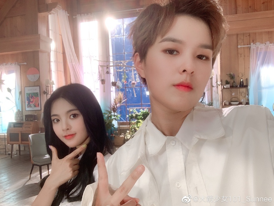 杨超越21岁生日，火箭少女成员晒她搞怪素颜照庆祝