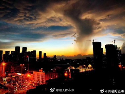 武汉暴雨后天地相连现场照曝光太美了！武汉暴雨后天地相连高清组图