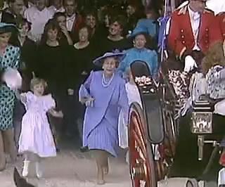 英女王罕见画面分享 伊丽莎白二世追着威廉王子的身后跑步