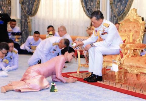 泰国国王公开纳妃现场图，泰国国王为什么公开纳妃他有几个妻子