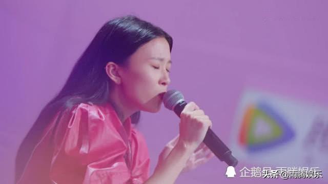 明日之子从老歌到摇滚，从卷发到黑长直，洪一诺打破标签冲刺冠军